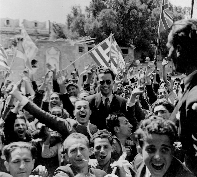 Crowd cheer on Rhodes