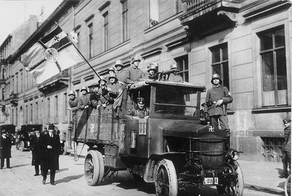 photo of soldiers of the Erhardt brigade